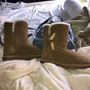 Brown women’s Bearpaws size 8